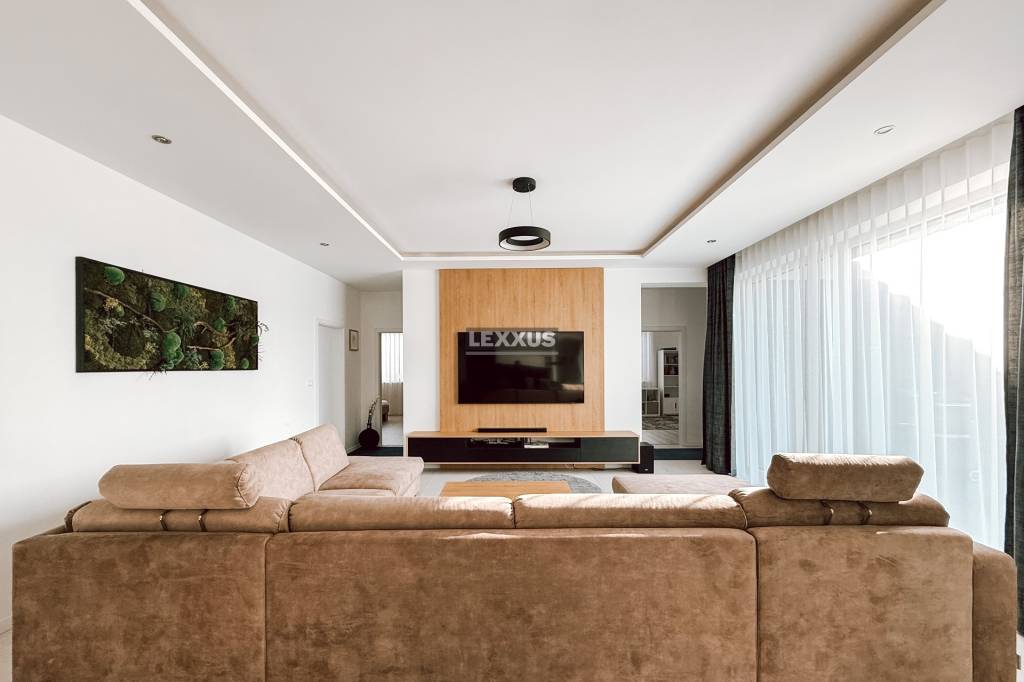 LEXXUS | Moderná vila pri privátnom jazere s priamym vstupom a plážou