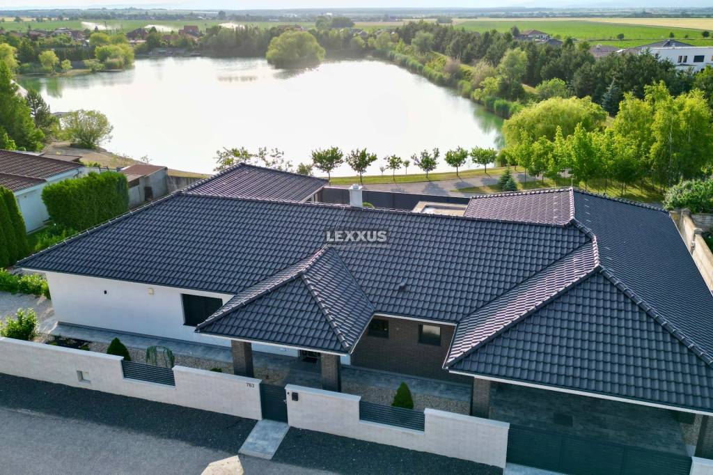 LEXXUS | Moderná vila pri privátnom jazere s priamym vstupom a plážou